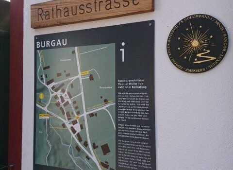 Burgau - Kolumbamnswegplakette mit Orts-Info-Tafel