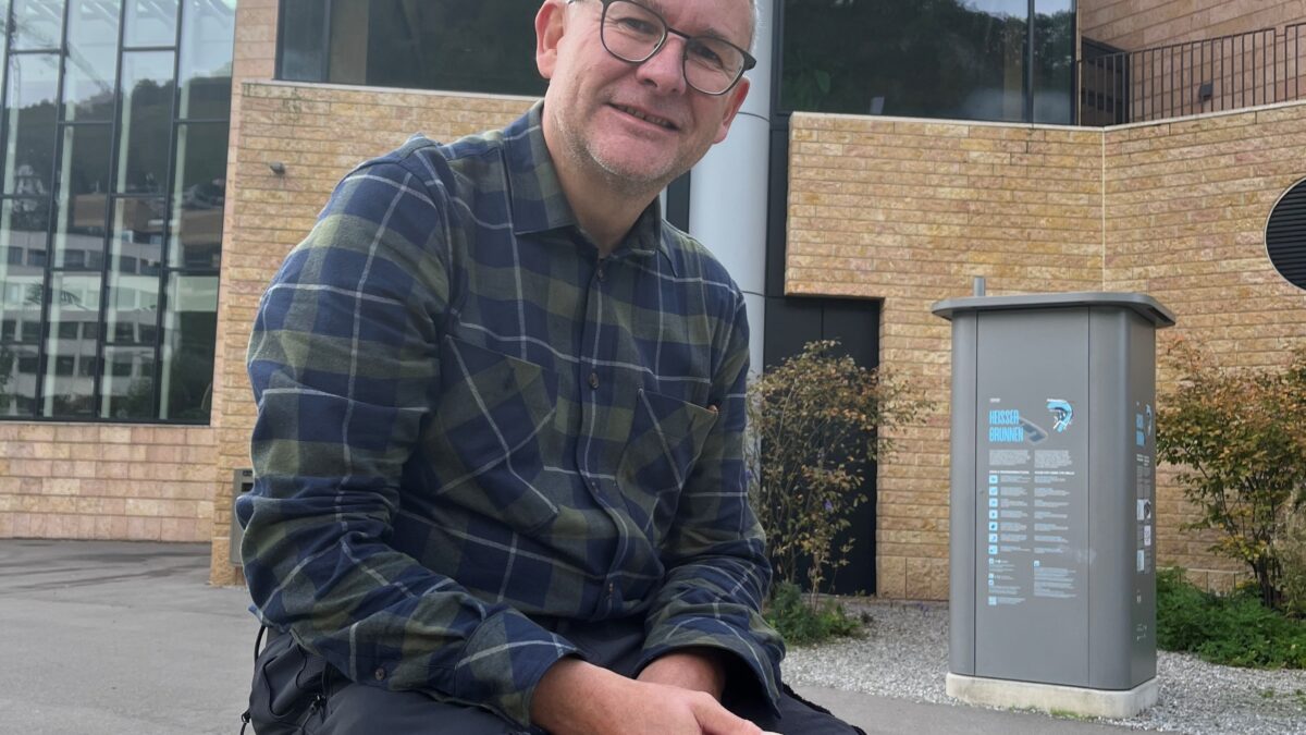 Christian Leutenegger in Baden/AG bei einem Fussbad im warmen Thermalwasser