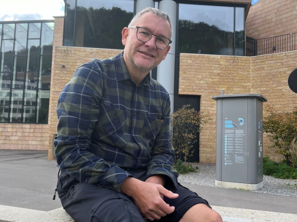 Christian Leutenegger in Baden/AG bei einem Fussbad im warmen Thermalwasser