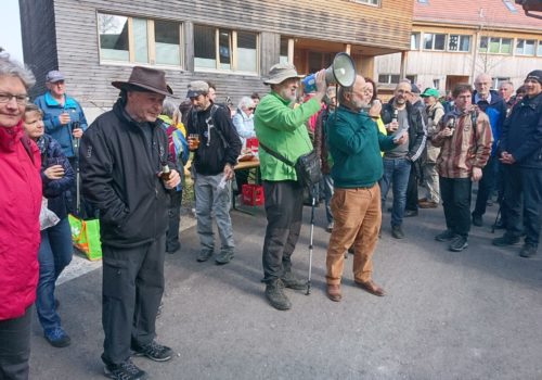 Ruedi Hollenstein begrüsst die Wanderer