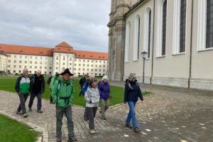 Die Wandergruppe kommt im Stiftsbezirk