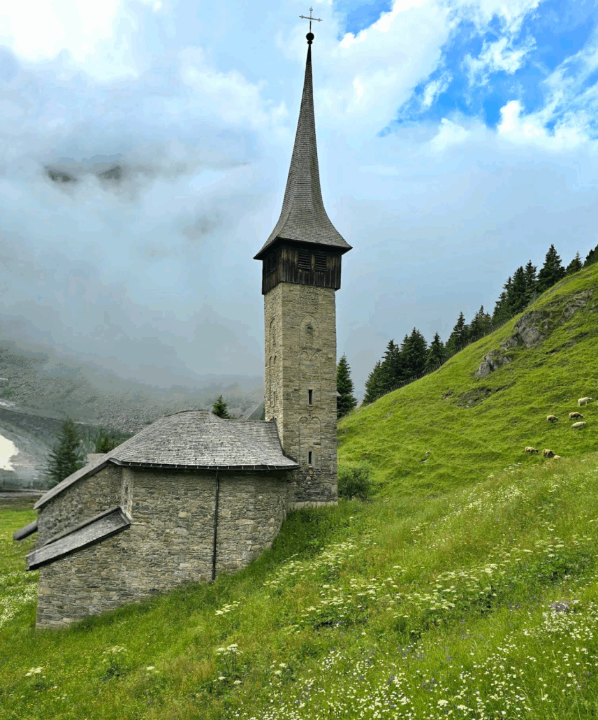 Die Talkirche Andermatt am Fuss des Nätschen.