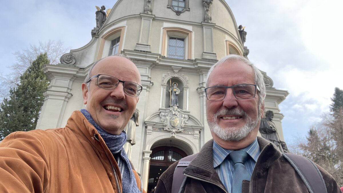 Wolfgang Sieber und Bruno Fluder am Kolumbanstag in Rorschach vor der Kolumbanskirche