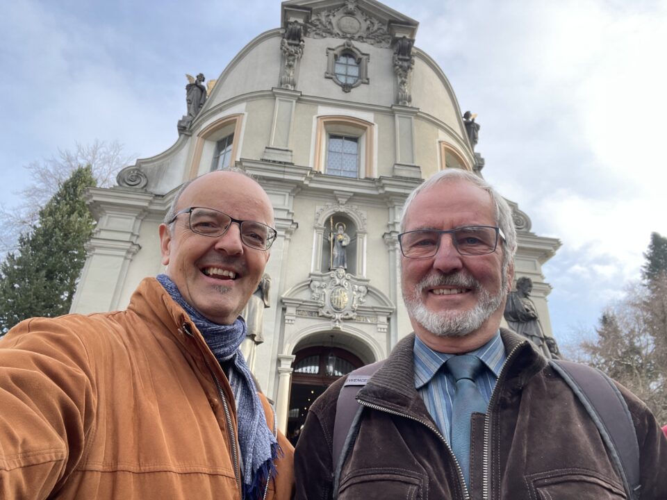 Wolfgang Sieber und Bruno Fluder am Kolumbanstag in Rorschach vor der Kolumbanskirche