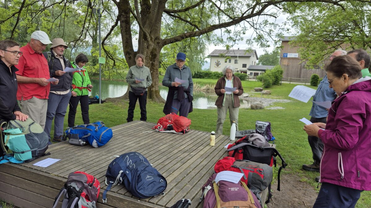 Unterwegs auf dem Kolumbansweg: Mittagsrast am Jannersee mit Gesangsprobe.