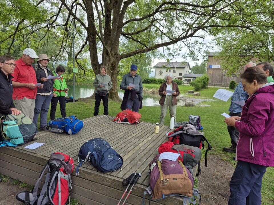 Unterwegs auf dem Kolumbansweg: Mittagsrast am Jannersee mit Gesangsprobe.