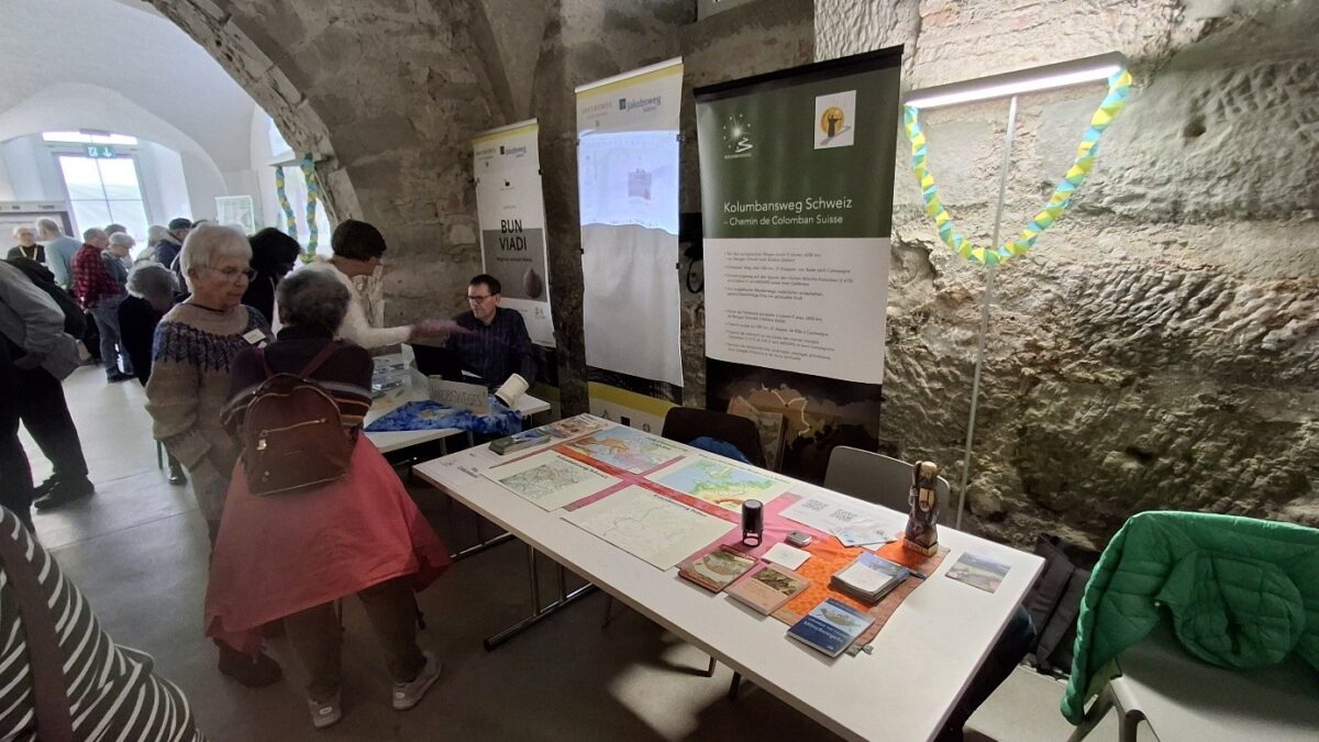 IG Kolumbansweg präsentiert sich beim 1. Pilgerforum Schweiz im Gewölbe des Franziskanerklosters in Fribourg.